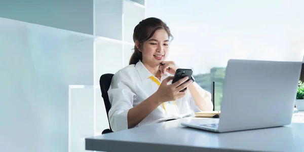 Mujer Negocios Hablando Teléfono Celular Trabajo Con Ordenador Portátil Consulta — Foto de Stock