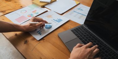 Bilgisayar monitörüne bakan genç iş adamı, proje istatistiklerini analiz eden, pazarlama araştırma sonuçları veya istatistik verileri, pazarlama stratejisi geliştiren, ofiste çalışan.