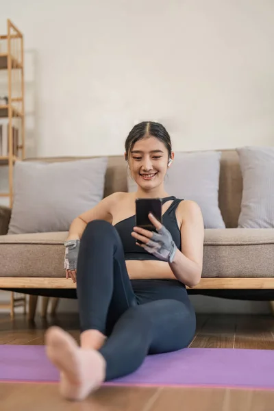 Styl Życia Azji Młody Fitness Kobieta Trzyma Smartfon Relaks Treningu — Zdjęcie stockowe