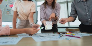 UX geliştiricisi ve ui tasarımcısı mobil uygulama arayüzü kablo tasarımı hakkında müşteri breif ve ofis renk kodu ile beyin fırtınası.