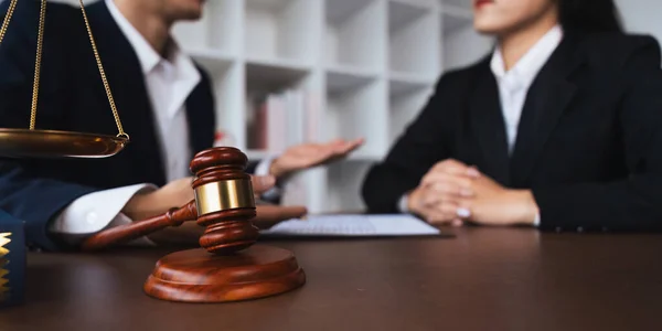 Avukat Kavramı Hakim Tokmak Takım Elbiseli Adamı Dijital Sistemde Avukat — Stok fotoğraf