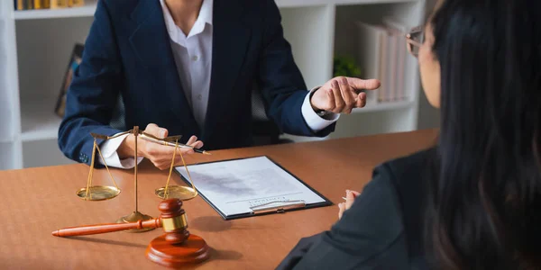 Seguro Préstamo Hipotecario Abogado Masculino Juez Consultar Con Cliente Trabajar —  Fotos de Stock
