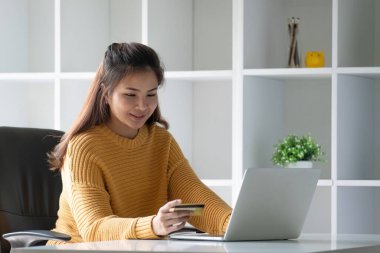 Kredi kartı ve online alışveriş, ödeme, bankacılık ve Fintech kullanan bir kadın..