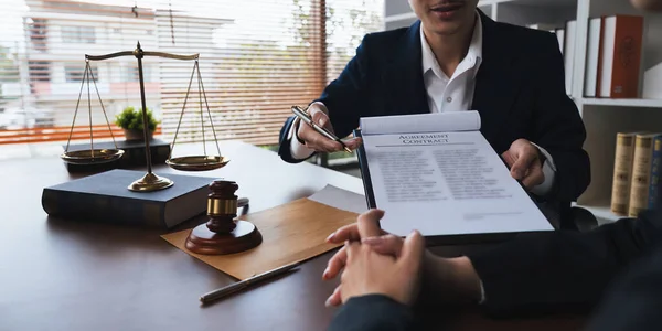 Home Loan Insurance Male Lawyer Judge Consult Client Working Report — Stock Photo, Image