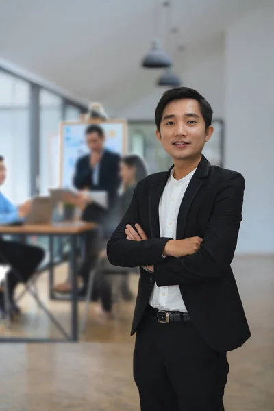 Mladí Asijští Podnikatelé Pracující Kanceláři Zkřížené Zbraně Zaměstnanci Pozadí — Stock fotografie
