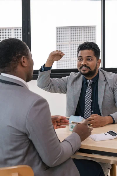 Uomo Affari Indiano Sta Discutendo Con Agente Immobiliare Afroamericano — Foto Stock