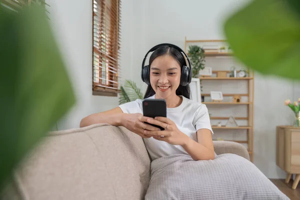Vrouwen Aziatisch Zitten Bank Het Dragen Van Een Koptelefoon Muziek — Stockfoto