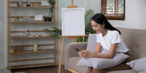 Feliz Jovem Asiático Mulher Relaxar Confortável Mesa Casa Mensagem Texto — Fotografia de Stock