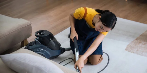 年轻的亚洲妇女在家里使用真空吸尘器 带吸尘器的公寓的地板 — 图库照片