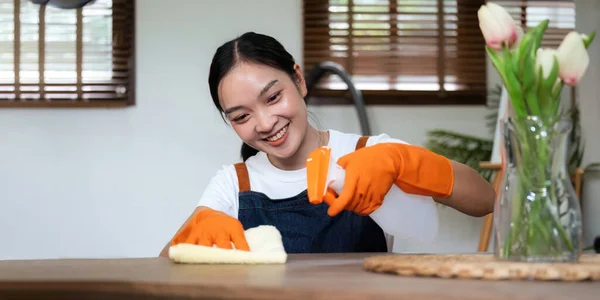 Gelukkige Jonge Huisvrouw Oranje Rubberen Handschoenen Schoonmaaktafel Aanrecht Positieve Millennial — Stockfoto