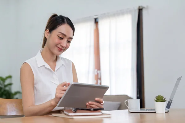 Gelukkig Aziatische Vrouw Met Behulp Van Tablet Bureau Genieten Terwijl — Stockfoto