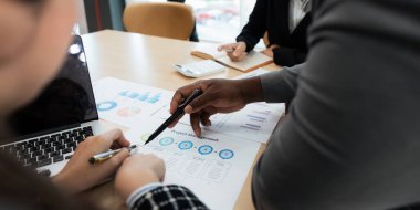 Grup iş adamları analiz konusunda farklı etnik kökenlere sahipler. Mali veri raporları, toplantı masasında hazırlanıyor..