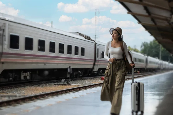 Mujer Con Maleta Esperando Tren Concepto Viaje Aventura Turística Estilo — Foto de Stock