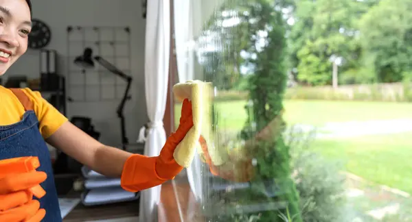 Young Asian Housewife Cleaning Window Glass Rags Detergent Spray Cleaning — Stock Photo, Image