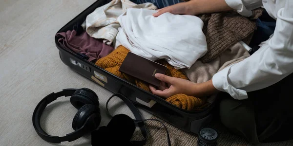 Kapatın Genç Asyalı Kadın Yolcu Çantalarını Seyahat Sezonu Için Hazırlayın — Stok fotoğraf