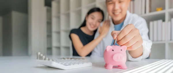 Rodzinne Oszczędności Szczęśliwa Para Azjatyckie Wprowadzenie Monety Piggybank Siedząc Razem — Zdjęcie stockowe