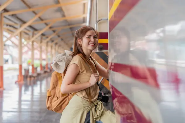 Красивый Азиатский Путешественник Рюкзаком Попасть Поезд Платформе Железнодорожного Вокзала — стоковое фото