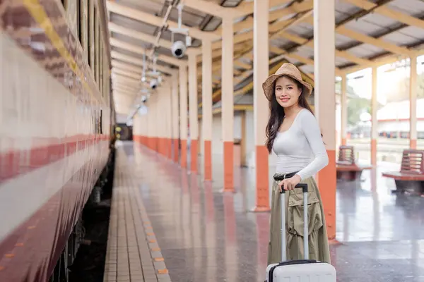 Asyalı Kadınlar Tren Istasyonunu Bekliyor Bavullarıyla Tatillerini Planlıyorlar — Stok fotoğraf