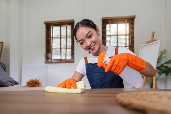 Asiatisk Kvinna Bär Gummi Skyddande Orange Handskar Sitta Ren Gäst — Stockfoto