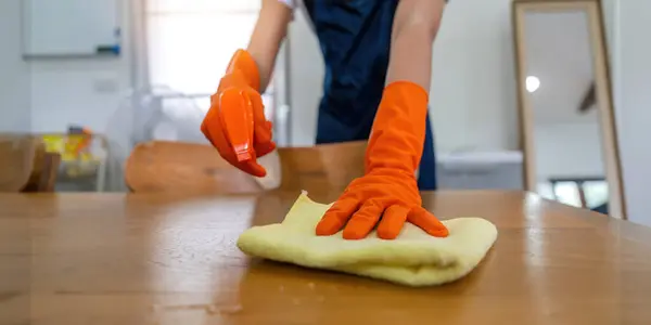Aziatische Vrouw Dragen Rubber Beschermende Oranje Handschoenen Zitten Schone Gast — Stockfoto