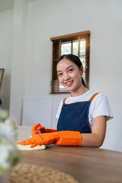 Aziatische Vrouw Dragen Rubber Beschermende Oranje Handschoenen Zitten Schone Gast — Stockfoto