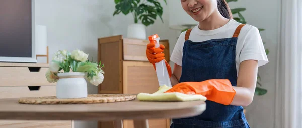 Asiatisk Kvinna Bär Gummi Skyddande Orange Handskar Sitta Ren Gäst — Stockfoto