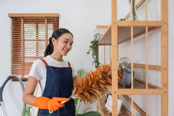 Mulher Asiática Limpeza Sala Estar Casa Jovem Empregada Limpeza Sentir — Fotografia de Stock