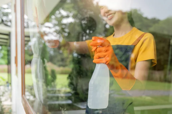 Jong Aziatisch Huisvrouw Schoonmaken Raam Glas Met Lompen Wasmiddel Spray — Stockfoto
