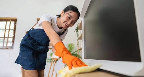 Asyalı Genç Hizmetçi Temizliği Temizliği — Stok fotoğraf