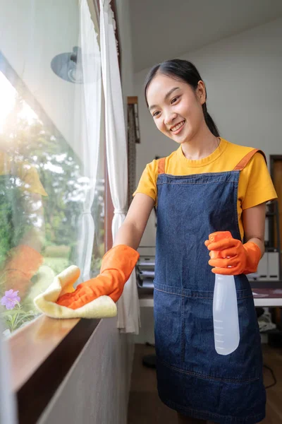 Jong Aziatisch Huisvrouw Schoon Raam Glas Met Doek Wasmiddel Spray — Stockfoto