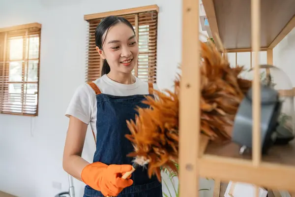 Asiatisk Kvinna Städar Vardagsrummet Hemma Ung Kvinna Hushållerska Renare Känner — Stockfoto