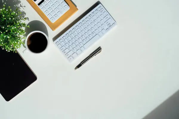 Vista Superior Acima Mesa Escritório Branco Com Computador Teclado Notebook — Fotografia de Stock