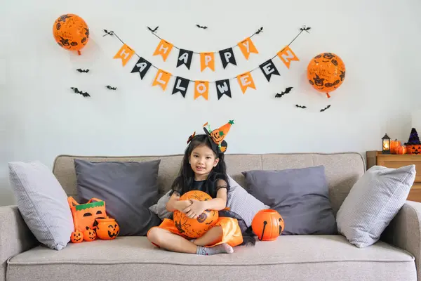 Balonlu Şirin Bir Kız Çocuğu Mutlu Aile Cadılar Bayramı Için — Stok fotoğraf