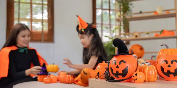 Concepto Halloween Mamá Hija Preparándose Para Celebrar Casa Juntos Bellamente —  Fotos de Stock