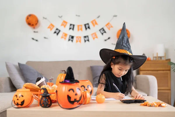 Halloween Käsite Söpö Pieni Lapsi Tyttö Valmistautuu Juhlimaan Kotona — kuvapankkivalokuva