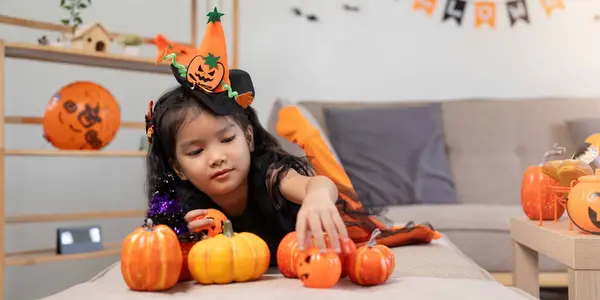 Söpö Pikkutyttö Kurpitsapallolla Onnellinen Perhe Valmistautuu Halloween — kuvapankkivalokuva