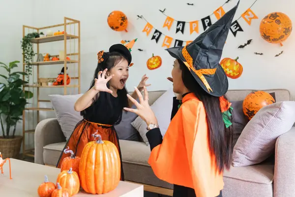 Onnellinen Perhe Äiti Lapsi Onnellinen Tyttö Halloween Kotona Yhdessä Kauniisti — kuvapankkivalokuva