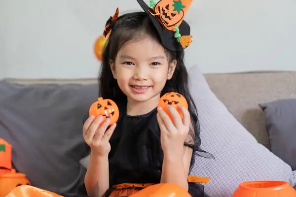 Söpö Pikkutyttö Kurpitsapallolla Onnellinen Perhe Valmistautuu Halloween — kuvapankkivalokuva