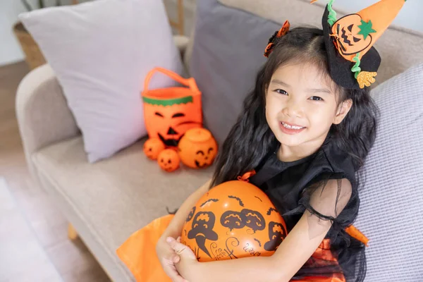 Söpö Pikkutyttö Ilmapallon Kanssa Onnellinen Perhe Valmistautuu Halloween — kuvapankkivalokuva