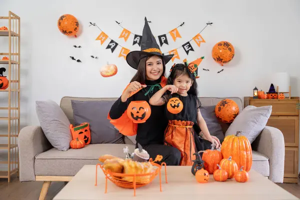 Onnellinen Perhe Äiti Lapsi Onnellinen Tyttö Halloween Kotona Yhdessä Kauniisti — kuvapankkivalokuva