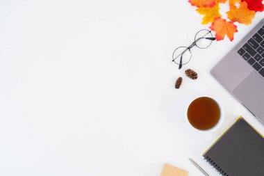 Boş fotokopi alanı, kahve fincanı, teknoloji, sonbahar arka planında yapraklar olan masa çalışma alanı. Üst düzey kız işleri, iş konsepti. Sosyal medya için en iyi görünüm serbest iş kavramı.