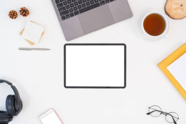 Boş ekran tableti, kahve fincanı, teknoloji, kulaklık ve ekipmanla modern masa çalışma alanı sosyal medya için serbest iş konsepti.