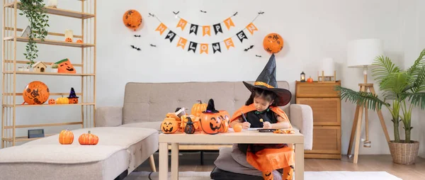 Halloween Konzept Niedliches Kleines Mädchen Bereitet Sich Auf Das Feiern — Stockfoto