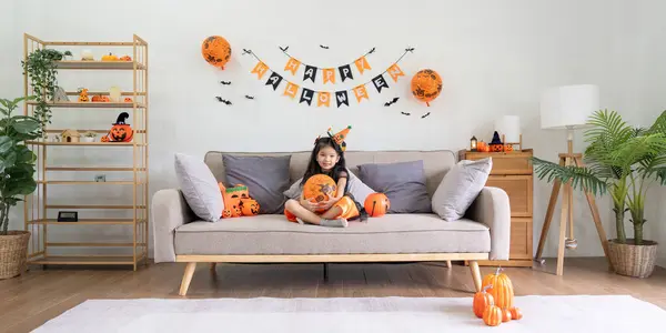 Menina Bonito Com Balão Família Feliz Preparando Para Halloween — Fotografia de Stock