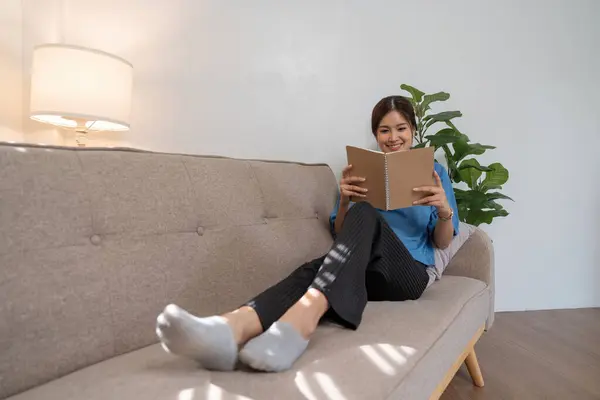 Jovem Mulher Asiática Relaxar Casualwear Sentar Sofá Ler Livro — Fotografia de Stock