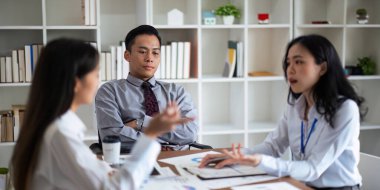 Asyalı genç iş adamları toplantı odasında çalışırken stresli, iş yerinde başı ağrıyan yorgun işadamları, işte hasta hissediyorlar..