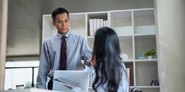 Toplantı odasındaki mali rapordaki durumu analiz etmek ve tartışmak için Asyalı iş adamları toplantısı. Yatırım Danışmanı, Mali Danışman ve Muhasebe Konsepti.