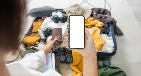 Kadın Telefon Ekranı Boş Maketi Kullanarak Seyahat Kıyafetleri Hazırla — Stok fotoğraf