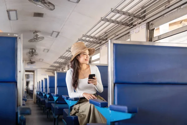 Retrato Mujer Asiática Usando Teléfono Mientras Viaja Tren Turismo Viajes — Foto de Stock