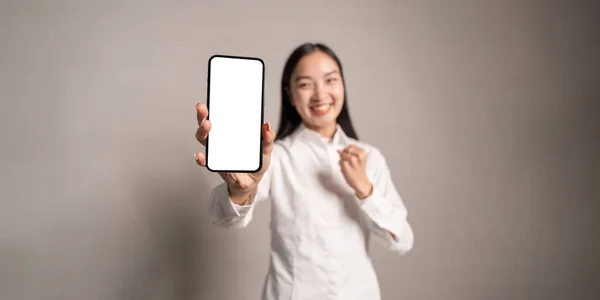 Joyeuse Femme Asiatique Montrant Son Smartphone Avec Écran Blanc Vide — Photo